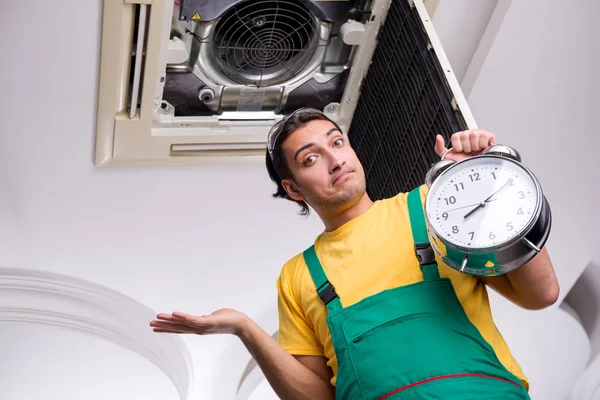 Young repairman repairing ceiling air conditioning unit — Stock Photo, Image