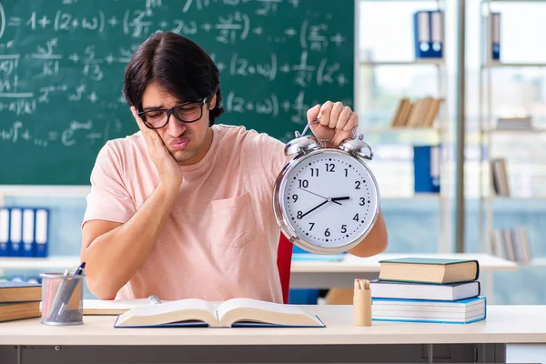 Ung mannlig student i klasserommet – stockfoto