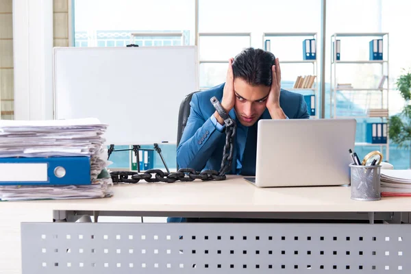 Geketende mannelijke werknemer ongelukkig met overmatig werk — Stockfoto