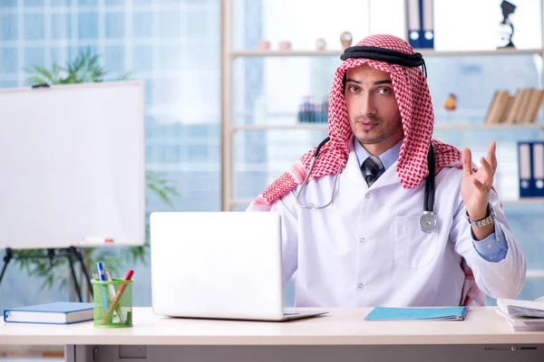 Arabische arts werkzaam in de kliniek — Stockfoto