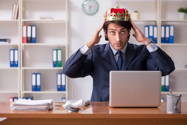 Young king businessman working in the office — Stock Photo, Image