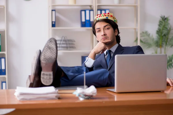 Mladý král obchodník pracující v kanceláři — Stock fotografie