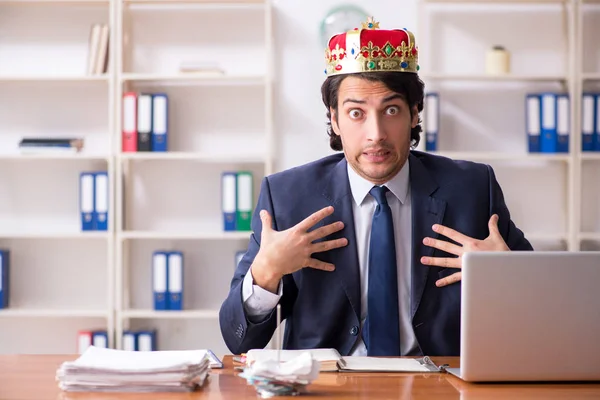 Молодий король бізнесмен працює в офісі — стокове фото