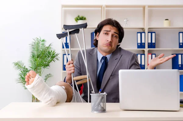 Am Bein verletzte Mitarbeiterin im Büro — Stockfoto