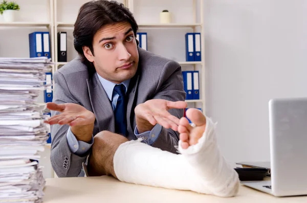 Am Bein verletzte Mitarbeiterin im Büro — Stockfoto