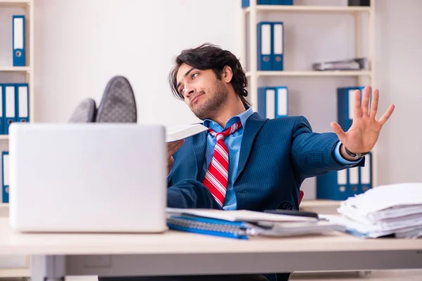 Joven hombre de negocios guapo sentado en la oficina —  Fotos de Stock