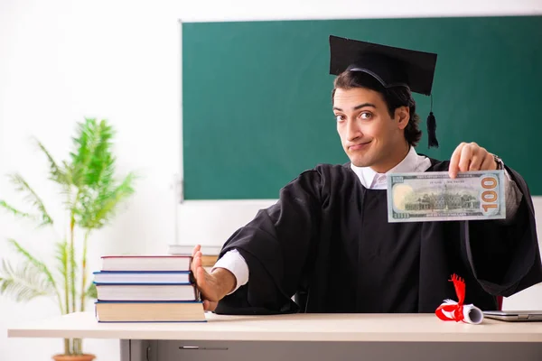 Estudante graduado na frente do quadro verde — Fotografia de Stock