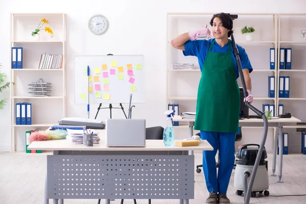 Manlig snygg professionell städare arbetar på kontoret — Stockfoto