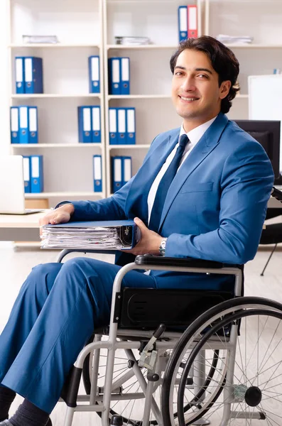 Empregado masculino em cadeira de rodas trabalhando no escritório — Fotografia de Stock