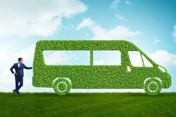 Uomo d'affari con veicolo ecologico verde — Foto Stock