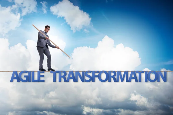 Agile transformatie concept met zakenman die op strakke r loopt — Stockfoto