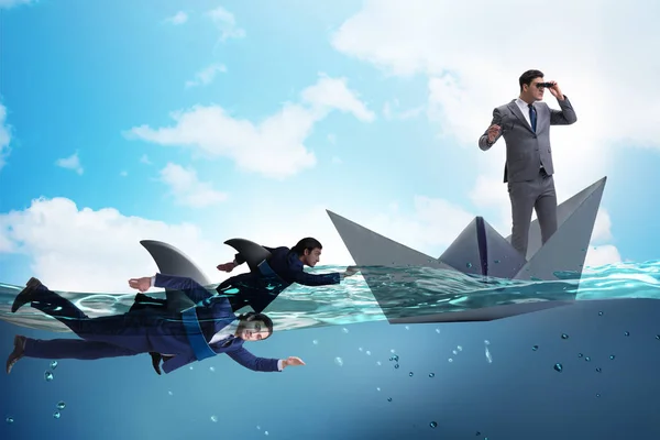 サメと競争概念のビジネスマン — ストック写真