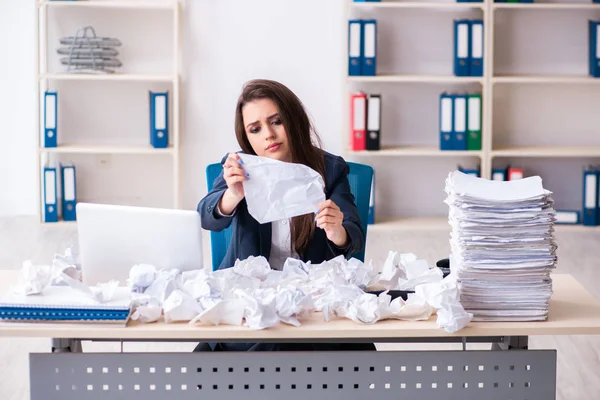 Femme d'affaires rejetant les nouvelles idées avec beaucoup de papiers — Photo