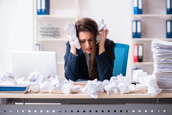 Affärskvinna avvisa nya idéer med massor av papper — Stockfoto