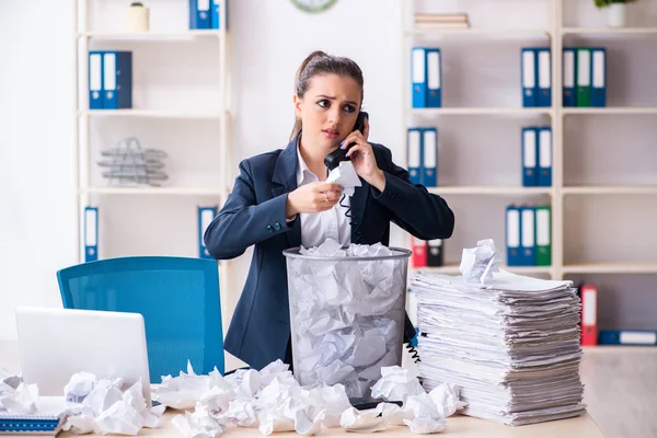 Empresária rejeitando novas ideias com muitos papéis — Fotografia de Stock