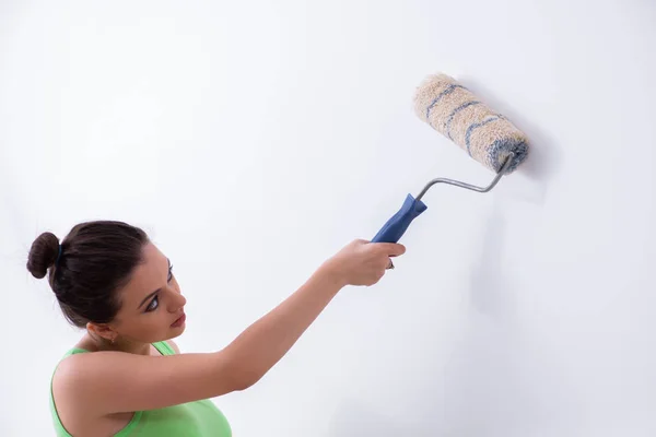 Jovem mulher bonita fazendo renovação em casa — Fotografia de Stock