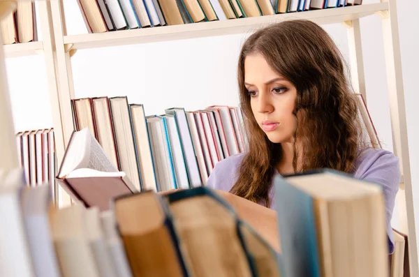 Mladá studentka se připravuje na zkoušky v knihovně — Stock fotografie