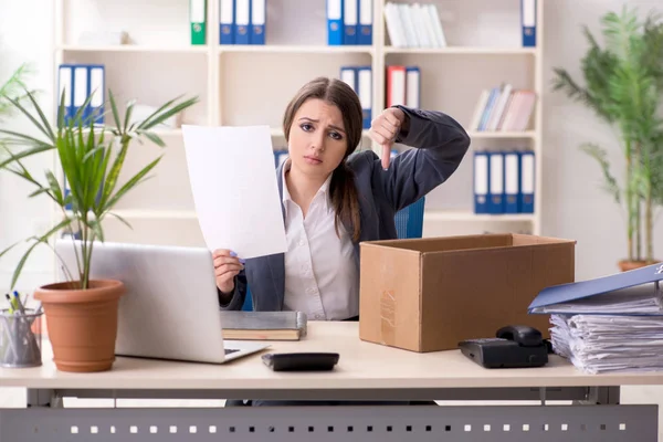 Conceito de despedimento e demissão com mulher empregada — Fotografia de Stock