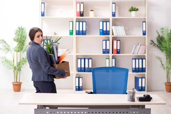 Conceito de despedimento e demissão com mulher empregada — Fotografia de Stock