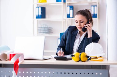 Ofiste çalışan genç bayan mimar. 