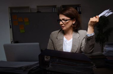 Kadın işçilerin aşırı işten acı   