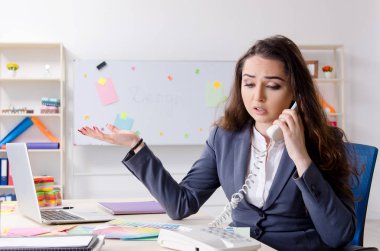 Ofiste çalışan genç kadın tasarımcı 