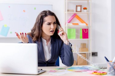 Ofiste çalışan genç kadın tasarımcı 