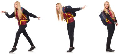 Sırt çantalı genç bir kadın bembeyaz 