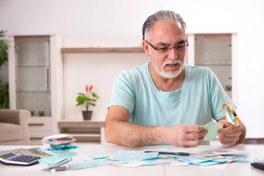 Bütçe planlama konseptinde beyaz sakallı yaşlı adam 