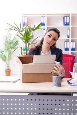 Genç kadın işçiye onu işten ateş olmak