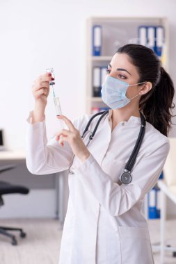 Enfüzyon konseptinde genç bayan doktor. 