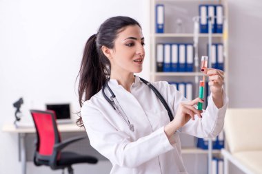 Enfüzyon konseptinde genç bayan doktor. 
