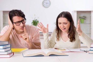 Öğrenciler sınava evde birlikte hazırlanıyorlar. 