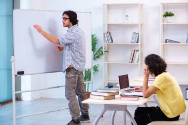 Sınıfta iki erkek öğrenci var.