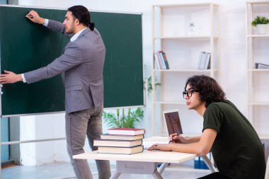 Genç öğretmen ve öğrenci sınıfta. 