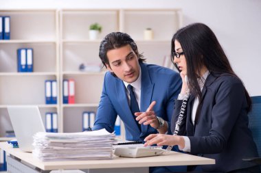 Ofiste çalışan iki çalışan. 