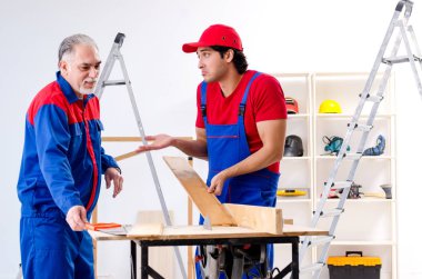 İki profesyonel Müteahhitler evde parke döşeme  