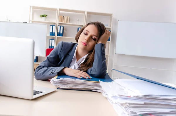 Bella dipendente donna infelice con il lavoro eccessivo — Foto Stock