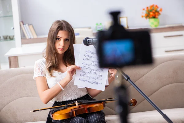 Schöne Bloggerin spielt Geige — Stockfoto