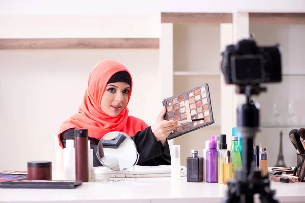 Skönhetsbloggare i hijab inspelning video för hennes blogg — Stockfoto