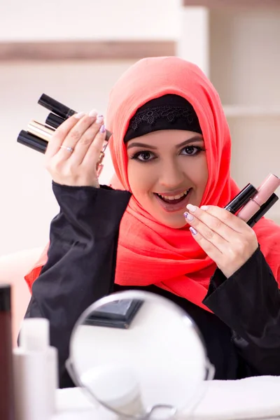 Schöne Frau im Hidschab schminkt sich — Stockfoto