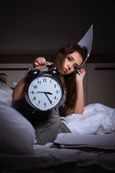 Cansada empresária fazendo horas extras em casa à noite — Fotografia de Stock