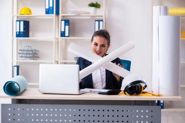 Joven arquitecta que trabaja en la oficina — Foto de Stock