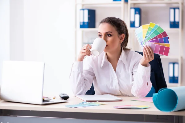 Mujer hermosa diseñadora trabajando en la oficina — Foto de Stock