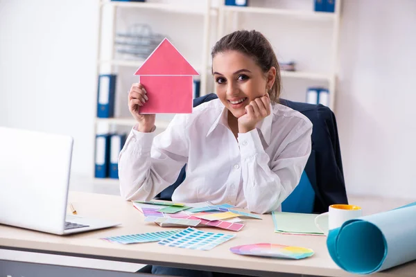 Mujer hermosa diseñadora trabajando en la oficina — Foto de Stock