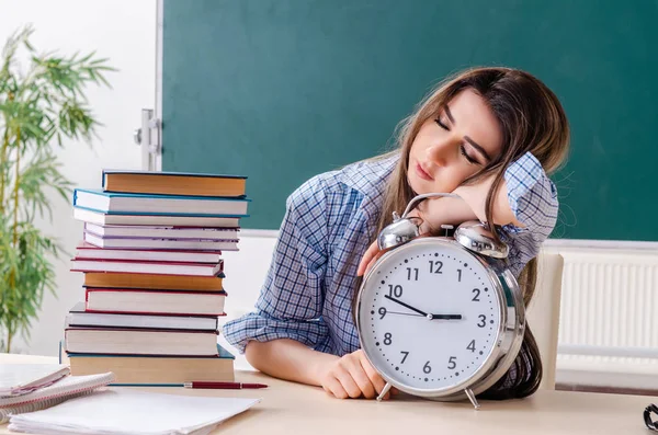 Kara tahta önünde kız öğrenci 