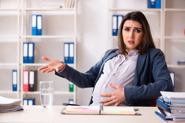 Giovane donna incinta che lavora in ufficio — Foto Stock