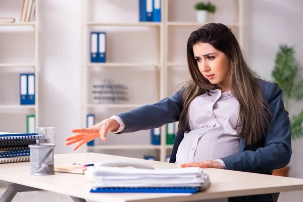 Ung gravid kvinna som arbetar på kontoret — Stockfoto