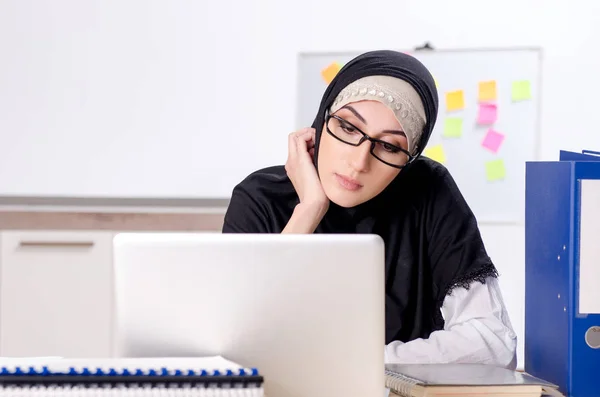 Vrouwelijke werknemer in hijab op kantoor — Stockfoto