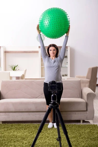 Mulher grávida blogueira fazendo exercícios físicos — Fotografia de Stock